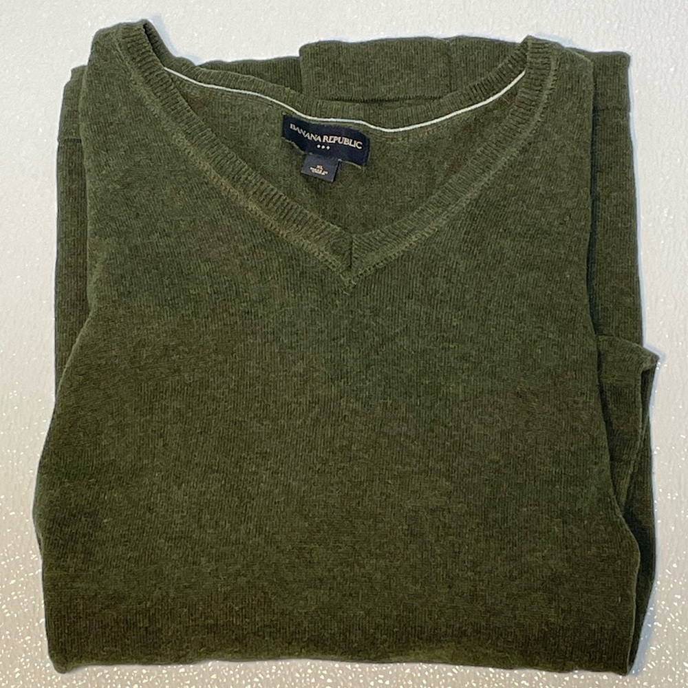 Mens dark green Banana Republic sweater, size XL
